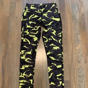 HPE midrise camo pant size small